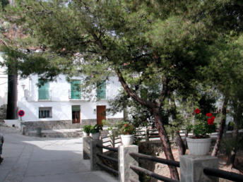Calle principal de Polopos en La Alpujarra de Granada