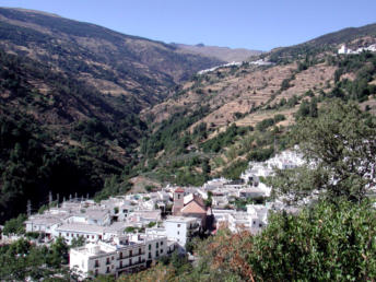 Pampaneira con Capileira al fondo en La Alpujarra de Granada